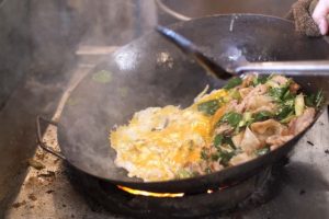 Pad See Ew là món ăn quen thuộc của đường phố Thái Lan