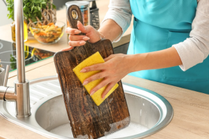 Nước nóng giúp loại bỏ phần lớn vi khuẩn bám trên bề mặt, còn xà phòng làm sạch dầu mỡ, cặn thực phẩm