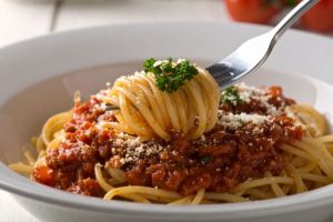 Spaghetti Philippines sử dụng xốt cà chua pha chút đường, kết hợp cùng xúc xích, thịt băm,