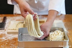 Sợi mì udon có nét đặc trưng riêng, khác biệt so với các loại mì khác - Ảnh: Fun Japan