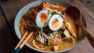 Laksa nổi bật với hương vị cay nồng, béo ngậy và quyến rũ đến khó quên.