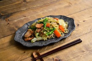 Japchae có sợi dai nhẹ, mềm mượt, thấm đều nước tương và dầu mè