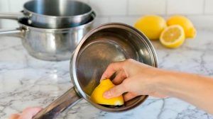 Axit citric trong chanh giúp hòa tan cặn bám, loại bỏ lớp dầu mỡ