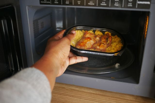 Lò vi sóng là lựa chọn tiện lợi và nhanh chóng khi muốn hâm nóng thức ăn