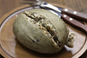 Haggis thường xuất hiện trong các buổi tiệc mừng năm mới, được xem là linh hồn của ẩm thực Scotland