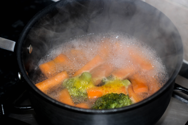 Khi thấy rau chuyển sang màu xanh tươi, mềm nhẹ, bạn nên vớt ngay ra.