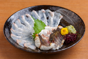 Fugu sashimi thể hiện tinh thần cầu toàn và nghệ thuật trình bày của người Nhật.