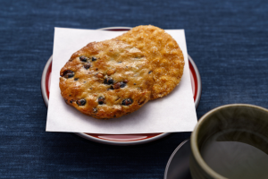 Jibachi Senbei là loại bánh quy có pha trộn ong bắp cày sấy khô