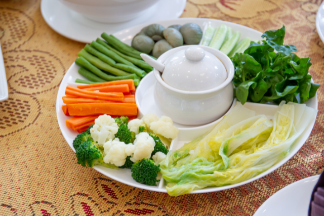 Bạn có thể tận dụng nước luộc để nấu canh, chan cơm, pha mì hoặc uống giải nhiệt