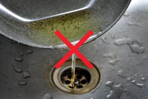 Không nên đổ dầu ăn thừa trực tiếp xuống cống