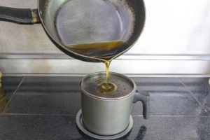 Chỉ nên tái sử dụng dầu ăn tối đa 1-2 lần