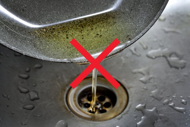 Không nên đổ dầu ăn thừa trực tiếp xuống cống