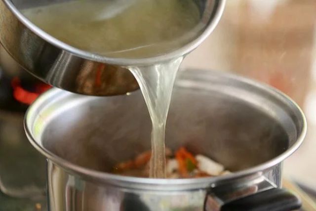 Pha loãng là giải pháp đầu tiên mà bất kỳ ai cũng nghĩ đến khi cần giảm vị mặn cho món canh
