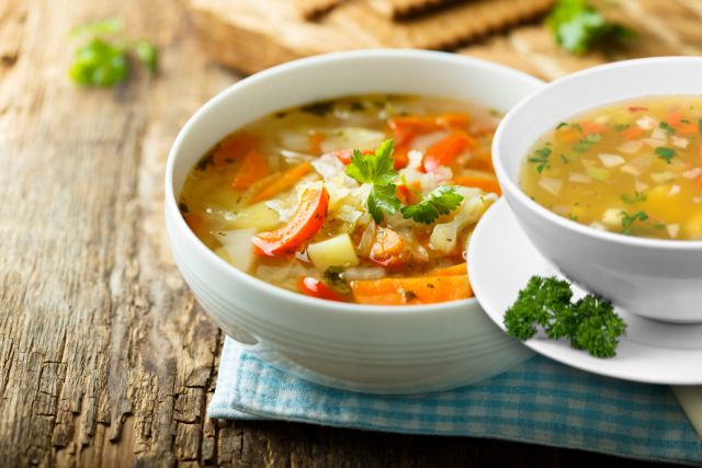 Khi cho thêm rau củ vào món ăn, không chỉ giúp giảm vị mặn mà còn tăng độ ngọt tự nhiên