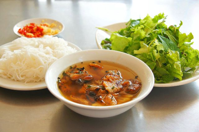 Bún chả là sự hòa quyện hoàn hảo giữa những miếng chả nướng nóng hổi 