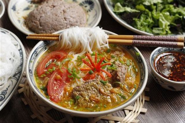 Bún riêu cua là món ăn ngon Việt Nam mang đến trải nghiệm ẩm thực hấp dẫn mà khó quên