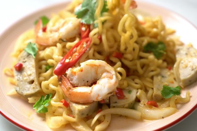 Để món mì trở thành một bữa ăn thực sự đầy đủ, việc bổ sung nguồn đạm từ thịt, cá hay hải sản là điều không thể thiếu