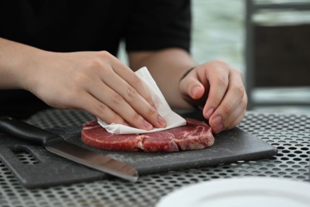 Nên làm khô thực phẩm trước khi chiên để hạn chế bắn dầu 