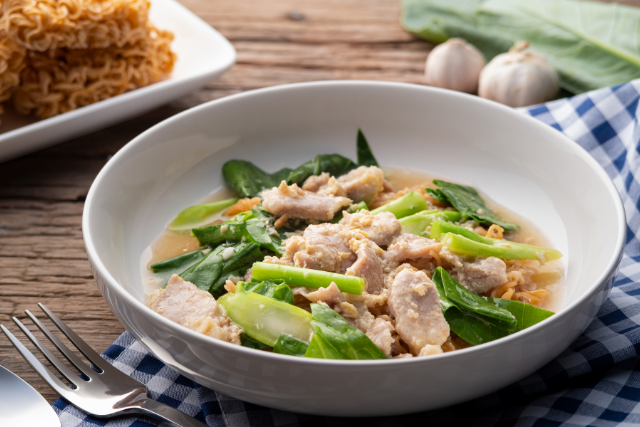 Rau lá xanh là lựa chọn quen thuộc nhất khi kết hợp với mì ăn liền